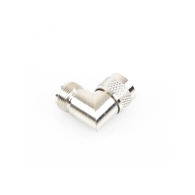 Adaptador RF en Ángulo Recto / UHF Macho PL-259 a UHF Hembra SO-239 / Cuerpo Bronce Niquelado / Aislante Delrin