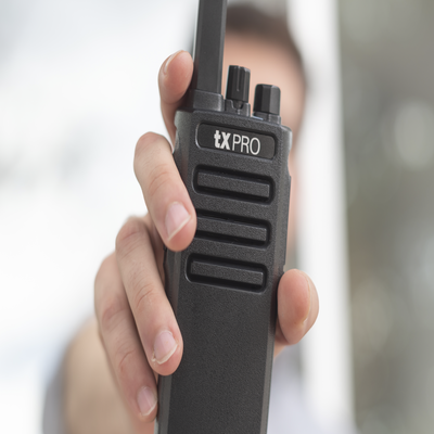 Radio Portátil Analógico / UHF 400-470 MHz / 5W / 16 Canales / Scrambler / Batería 2500 mAh / VOX