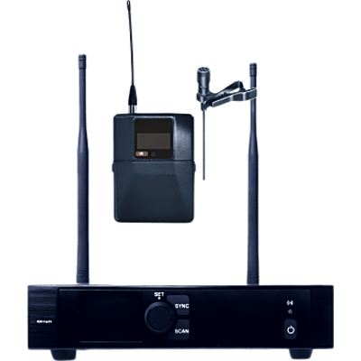 Sistema de Micrófono Inalámbrico / Receptor 1 Canal U-Band 540-690 MHz / Micrófono de Solapa Digital / Modulación PI/4-DQPSK / Pantalla TFT-LCD 2.2" / Encripción de Audio / Autonomía >10 Horas