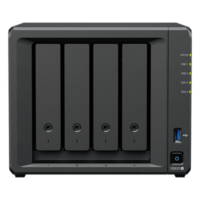 NAS 4 Bahías / Expandible a 9 Bahías / 2 Puertos 2.5GbE / 2 Ranuras M.2 NVMe / Procesador AMD Ryzen V1500B / 4 GB DDR4 ECC / Escritura Secuencial 565 MB/s / RAID Híbrido