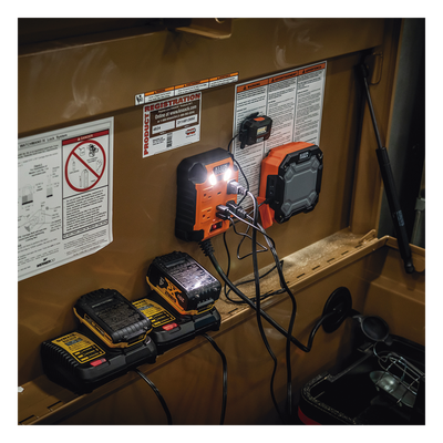 Multicontacto Industrial / 4 Salidas 120 Vca / 2 USB-A y 1 USB-C / Luces LED Integradas / Soporte Magnético / Cable 5' (1.5 m)