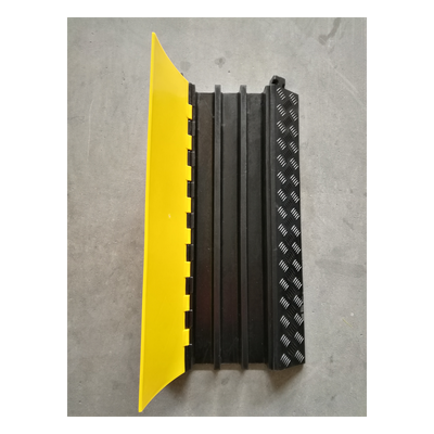 Protector de Cable / 3 Canales 56x55 mm / Carga 6.1 Toneladas / 90 cm (2.95 ft) Largo / Hule y Plástico / Amarillo-Negro