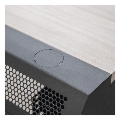 Consola Profesional para Monitoreo y Cómputo / Acero Laminado y Madera / Ranura para Base de Monitores / Tomacorriente 15A / Iluminación LED / 1.64 ft (0.5 m) de Profundidad