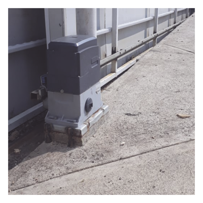 Operador para Puertas Corredizas / 1200 kg / Torque 110 Nm / Motor de Cremallera 3000 hrs / IP44 / 110V / 10 m (32.8 ft) Máx.