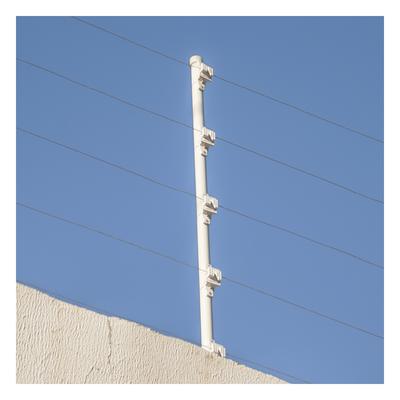 Aislador de Paso para Cerco Eléctrico / Aislamiento 18 kV / Resistencia Mecánica 10.2 kg / Protección UV / Polipropileno y Policarbonato