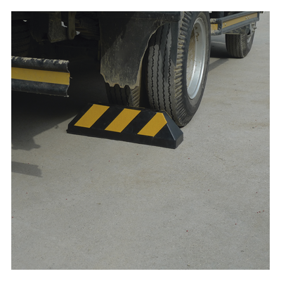 Tope Vehicular / 55 cm (1.8 ft) / Carga 5 Ton / Caucho Rígido / Bandas Reflejantes / Negro-Amarillo